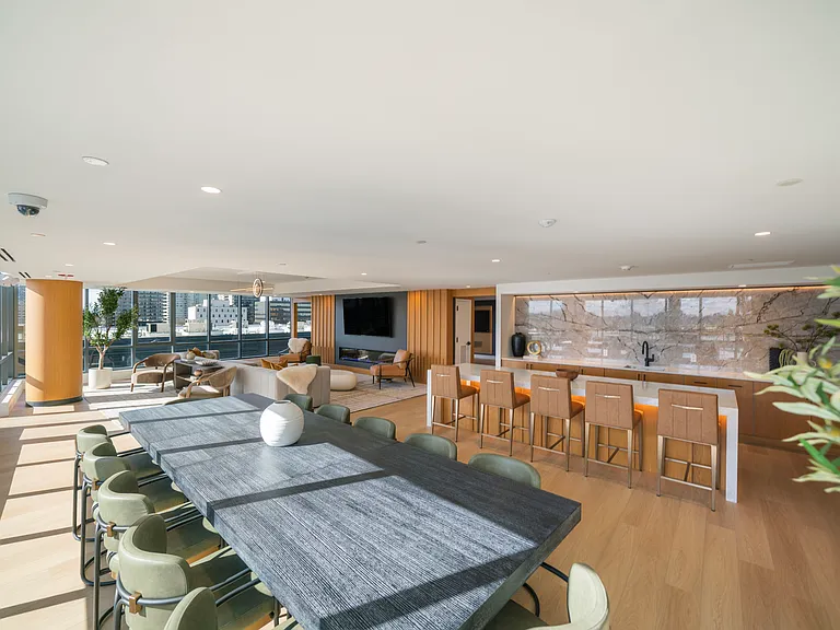 2032 1/2 Hudson St #705 — Photo 11