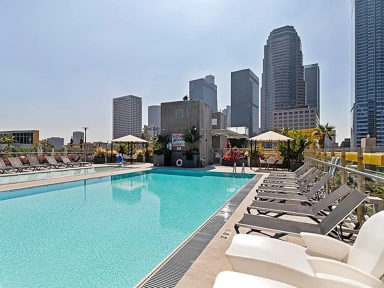 Skylux on Wilshire — Photo 36