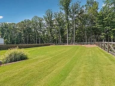 3rd image of 1039 Montrose Way