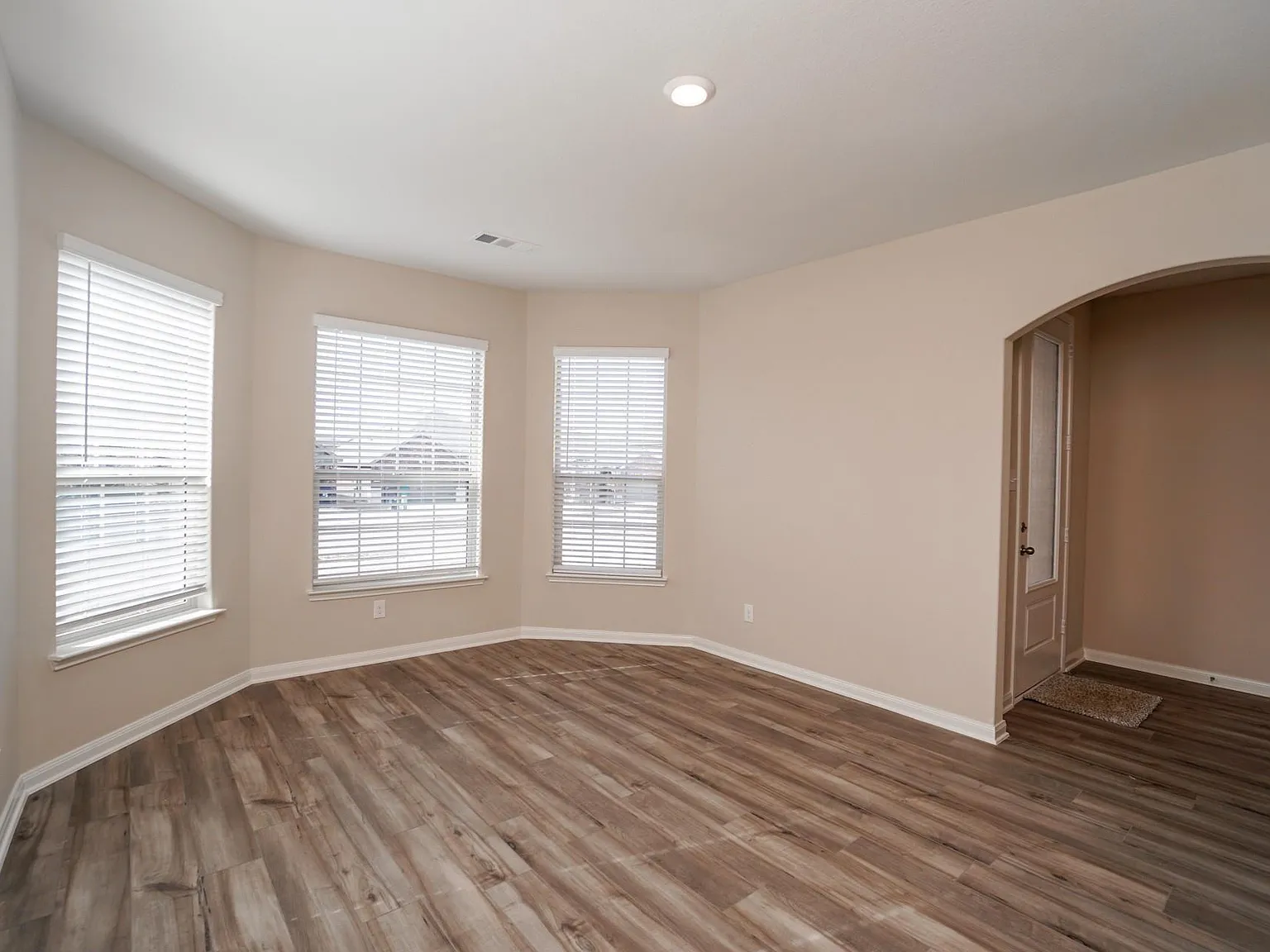3 bed, 2000 sqft, $2,150 — Photo 4