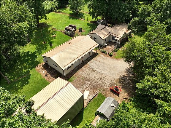 4th image of 628 E Ross Ln