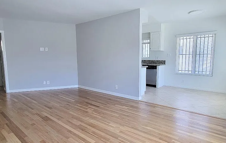 1802 N Wilton Pl — Photo 2