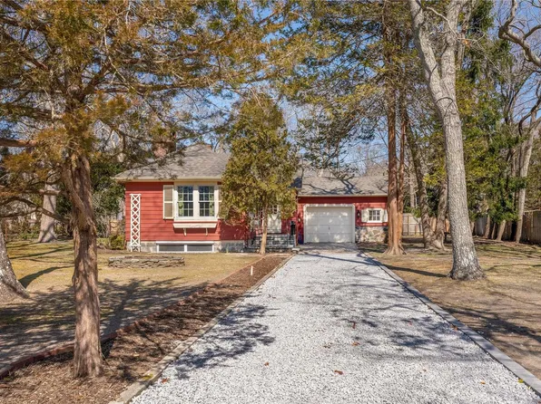 35 Lynncliff Road, Hampton Bays, NY 11946