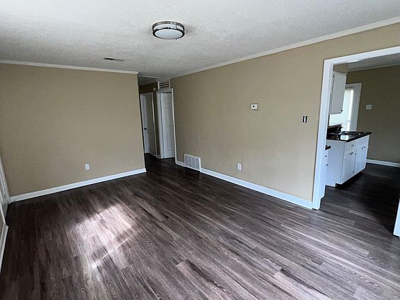 3rd image of 892 Restbrook Ave
