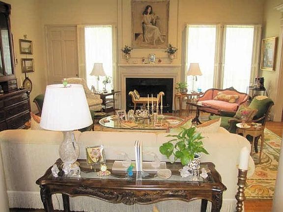 3rd image of 4 E Broad Oaks Dr