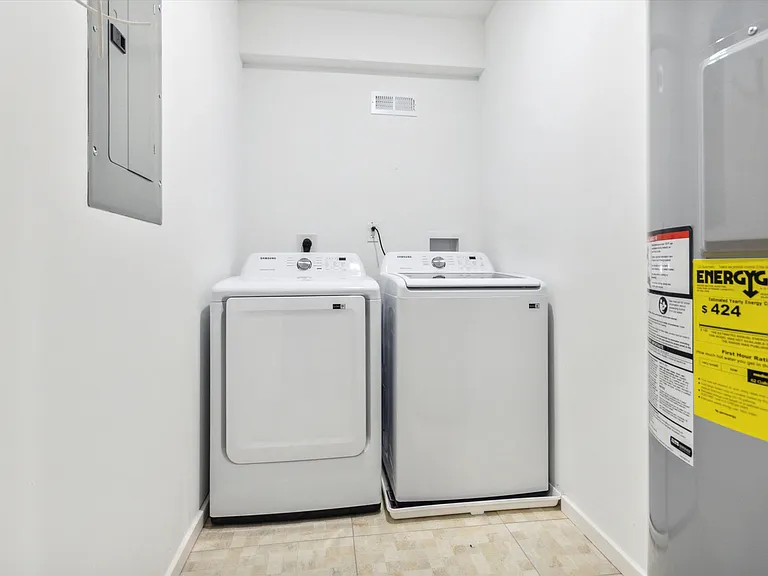 1515 W Stiles St #22 — Photo 9