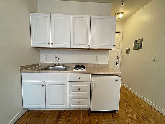 3rd image of 320 W 75th St APT 3B