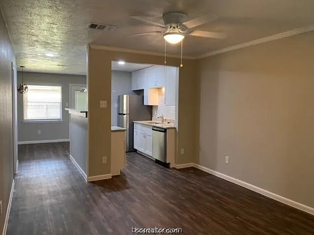 2 bed, 1.5 bath, 958 sqft, $1,400 — Photo 2