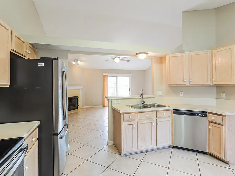8137 Leafcrest Dr — Photo 10