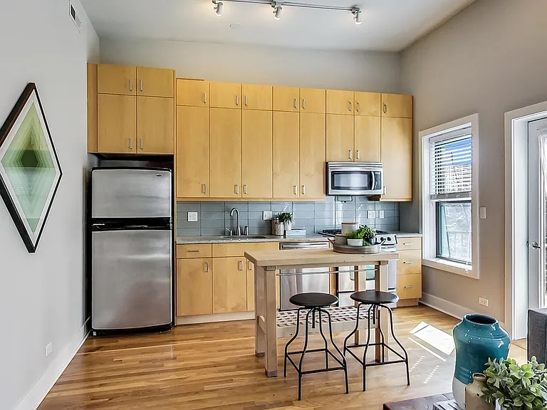 1952 W Byron St #6 — Photo 2