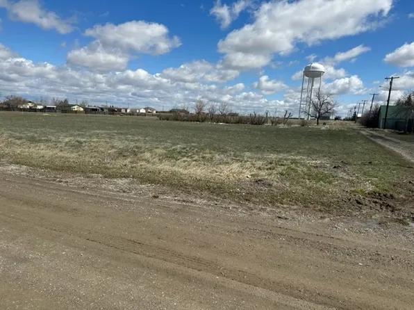 802 Iowa Ave, Valier, MT 59486