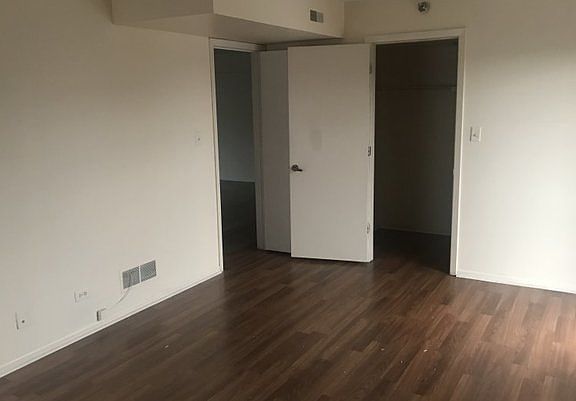 4th image of 6050 Lake Bluff Dr Unit 501