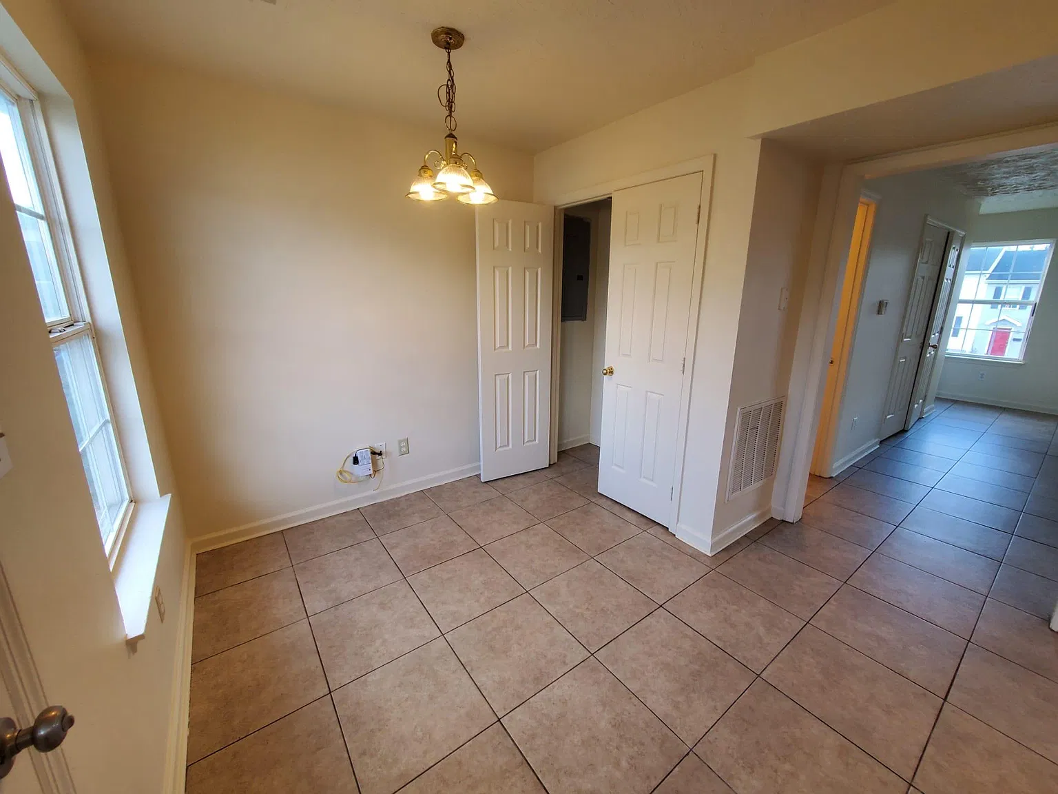 3 bed, 2.5 bath, 1215 sqft, $1,400 — Photo 2