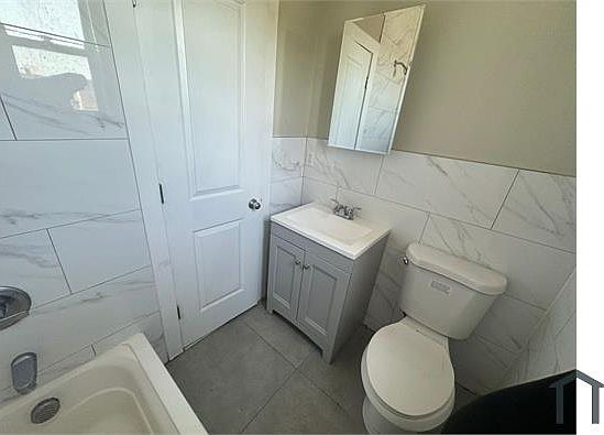 4th image of 700 Chancellor Ave #302