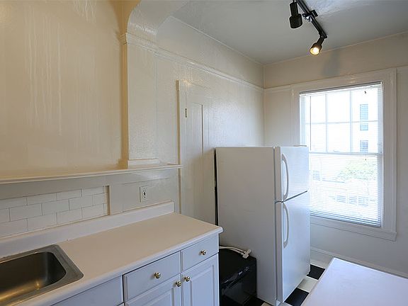 5th image of 3515 Fillmore St #202