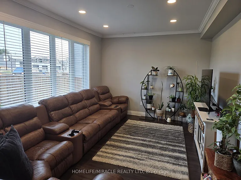 20 Esther Cres — Photo 3