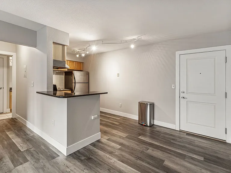 2121 N Cambridge Ave #108 — Photo 10