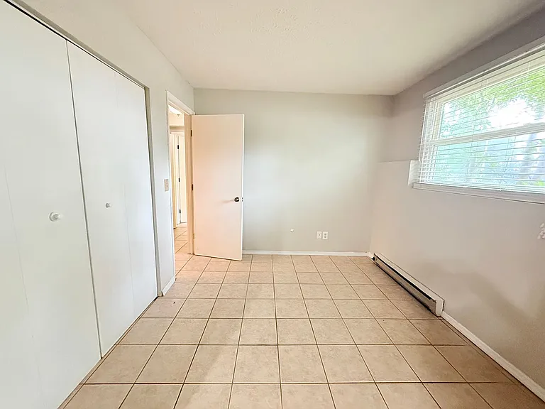 401 E Locust St — Photo 6
