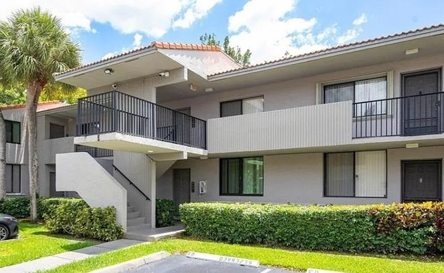 2 bed, 865 sqft, $1,999 — Photo 2