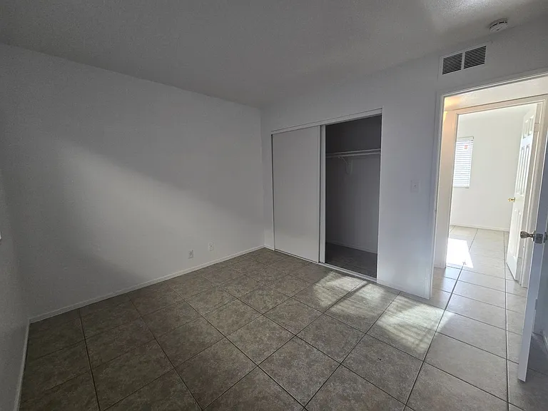 213 E Foster Ave — Photo 11