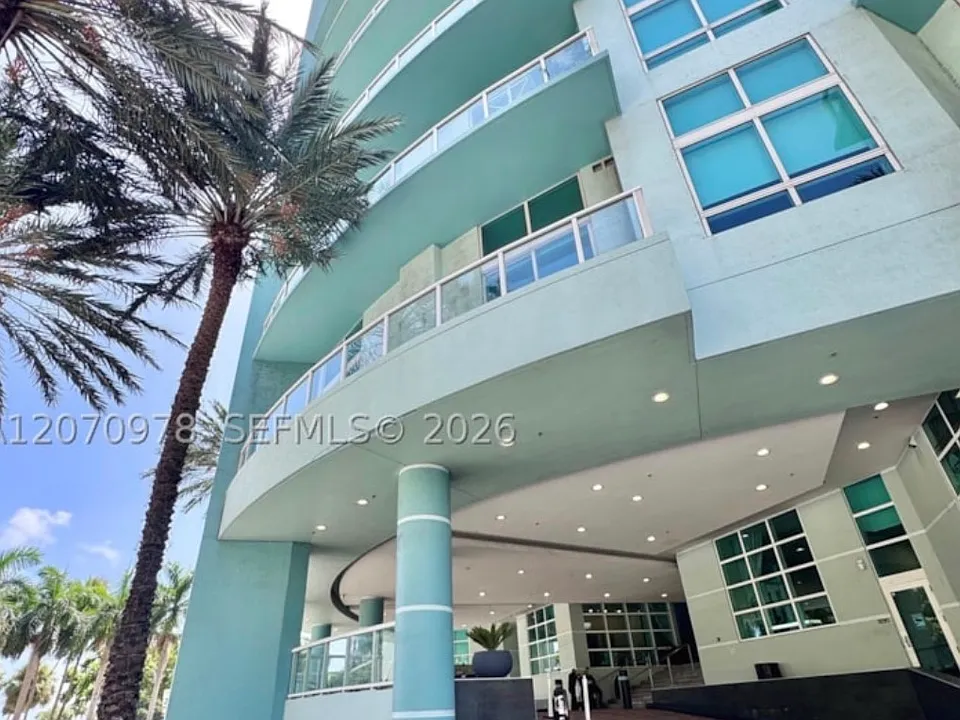 1900 N Bayshore Dr #17