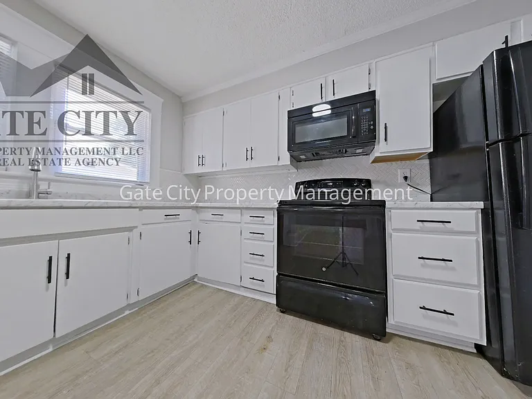 1105 Adams St — Photo 2