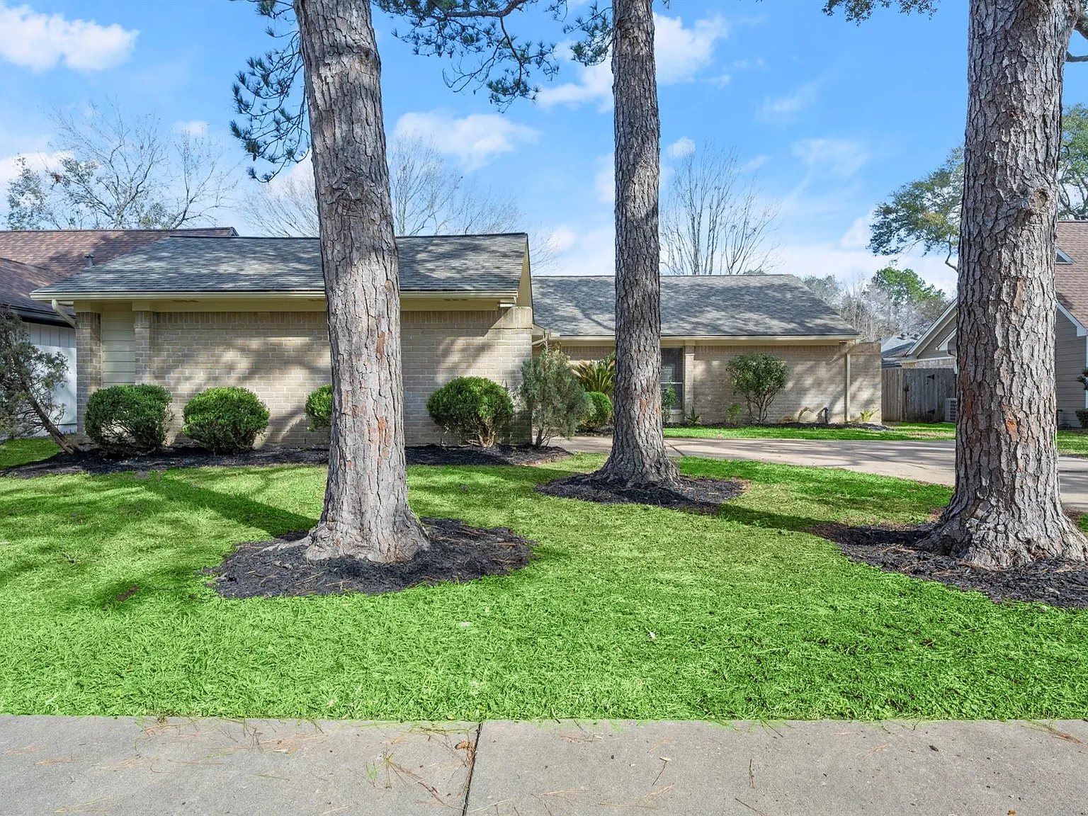 3 bed, 2.5 bath, 1826 sqft, $2,000 — Photo 2