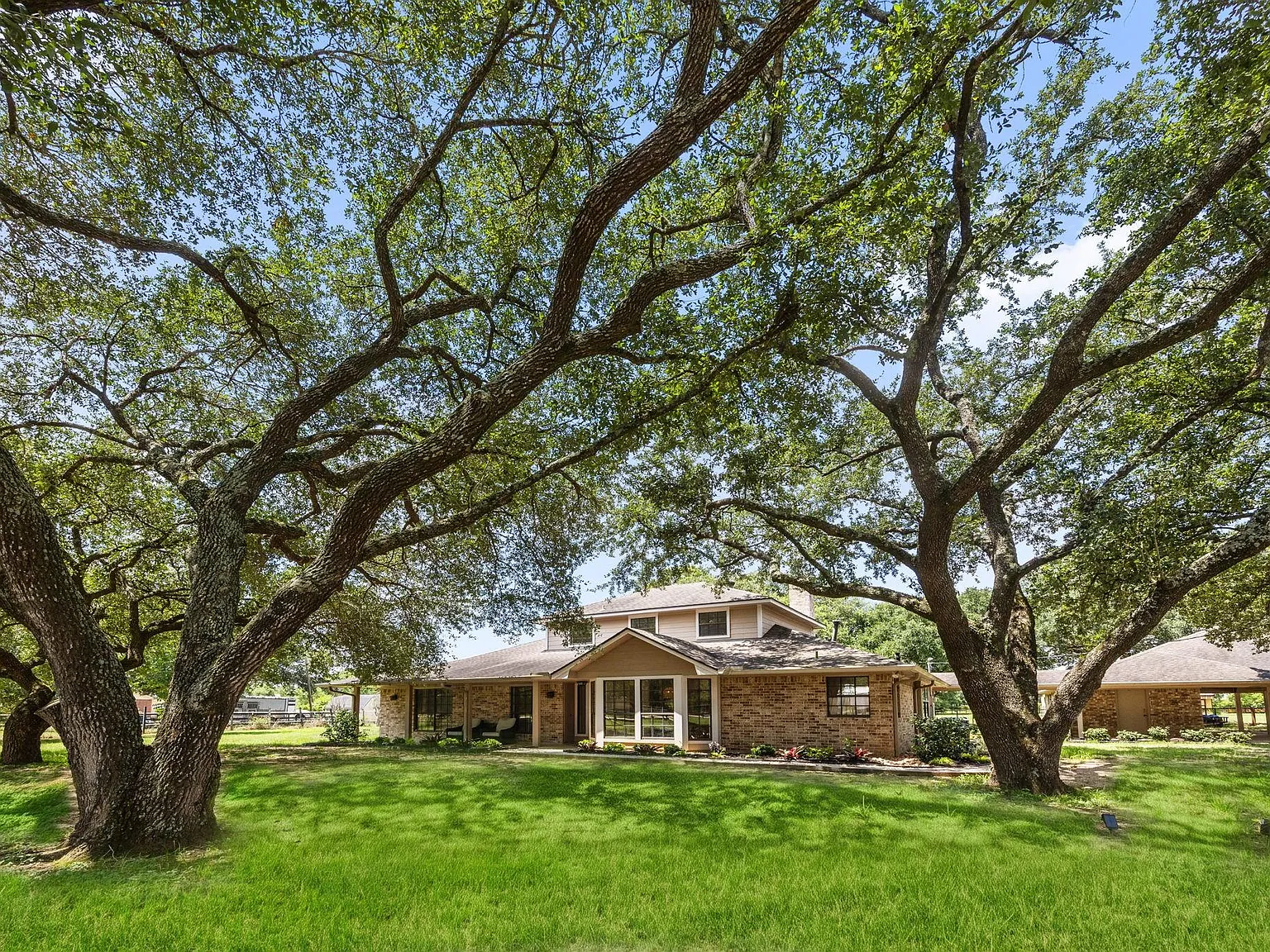 4 bed, 2.5 bath, 2162 sqft, $4,500 — Photo 2