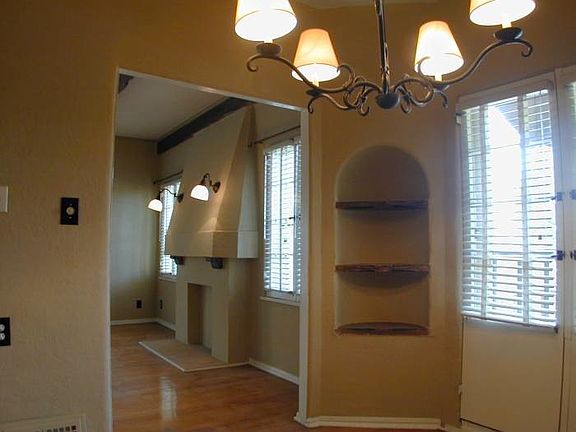 3rd image of 401 N Sycamore Ave APT 1