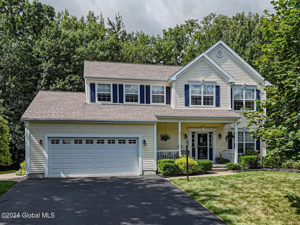 8 Fox Hollow Circle, Clifton Park, NY 12065