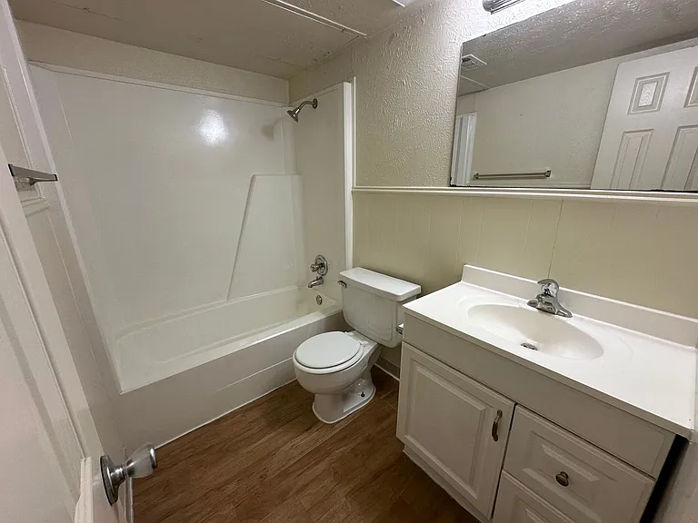 1115 N Austin St — Photo 32