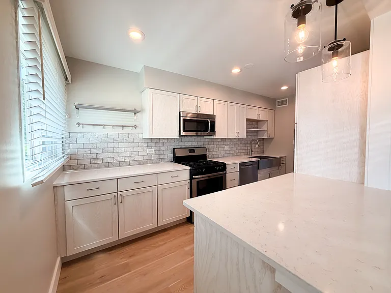 26W416 Macarthur Ave — Photo 6