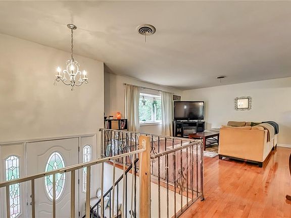 5th image of 231 Summit Dr