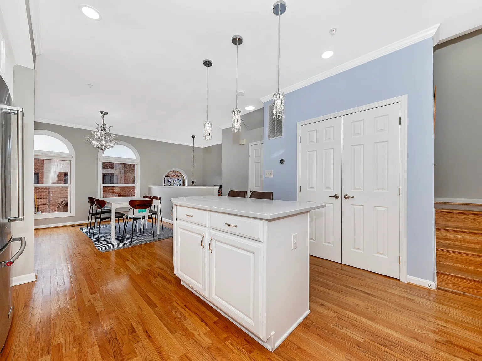 3 bed, 3.5 bath, 2475 sqft, $3,600 — Photo 2