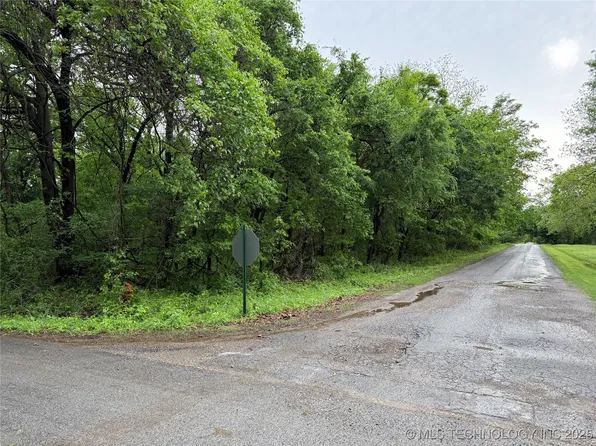 1 N Navajo Ave, Chouteau, OK 74337