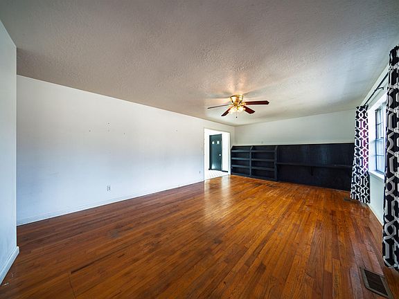 3rd image of 713 Circle Dr