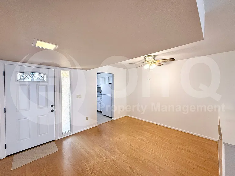 404 E Colgate Dr — Photo 3