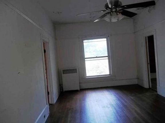 5th image of 579 Boyd St