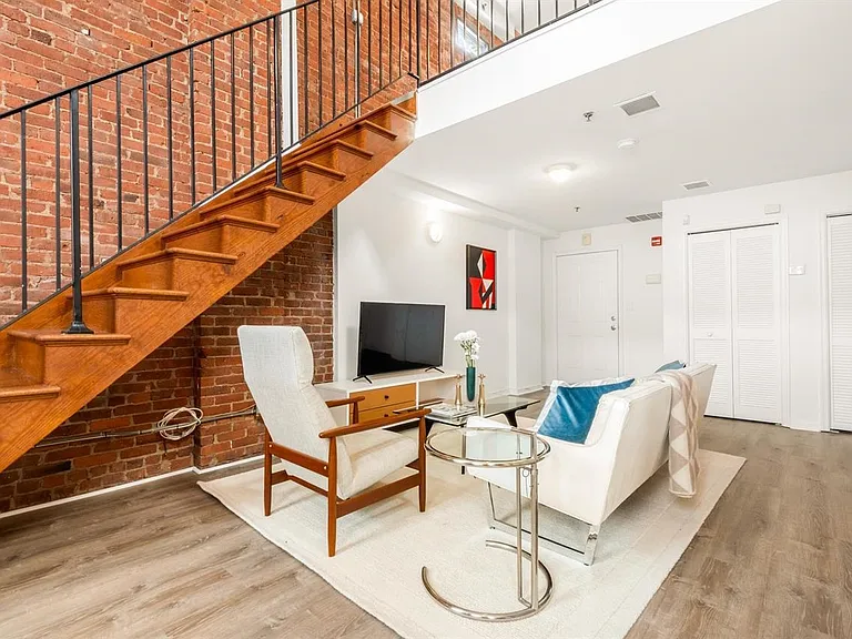 46 Irving St #2R — Photo 10