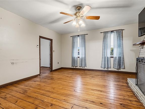 5th image of 32 E Main St