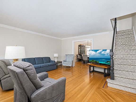 4th image of 1993 E 29th St #1