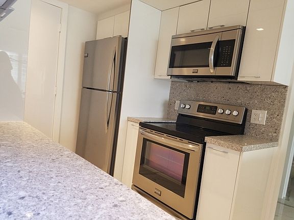 5th image of 1717 N Bayshore Dr APT 3639