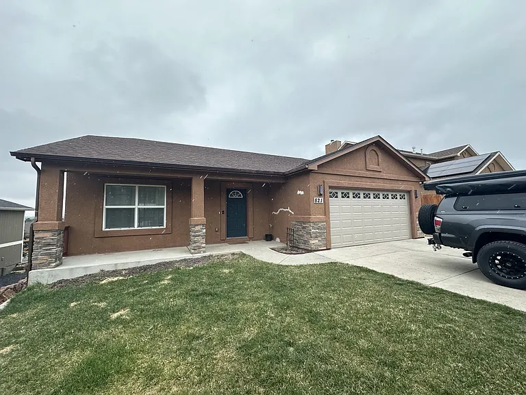 821 Circle Dr — Photo 1
