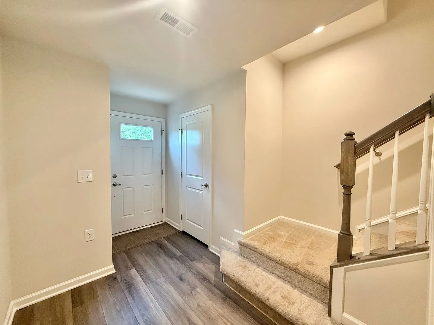 Stunning 3bd, 3.5ba End Unit Durham Townhome In A Great Location Near Rdu, Rtp, Southpoint Mall, ... — Photo 2