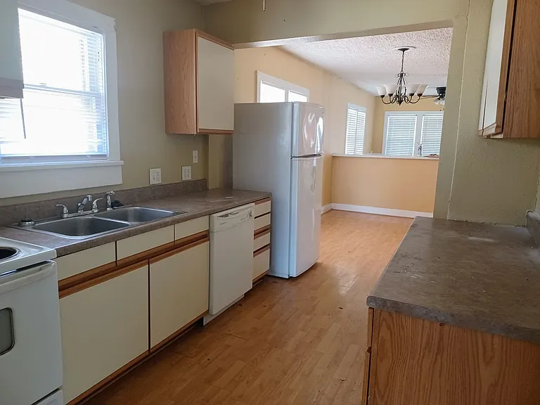 843 S Holyoke St — Photo 9