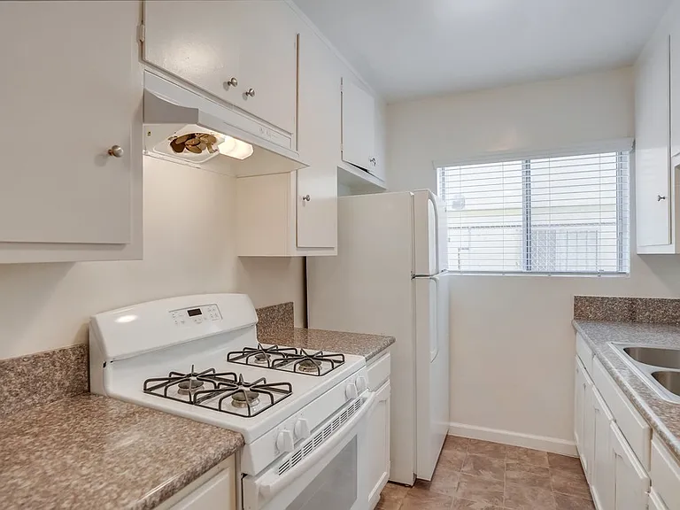 Gated, MidCentury MultiFamily Property near Metro Access and Victoria Park — Photo 4