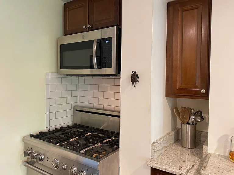 2827 Dumbarton St NW — Photo 7