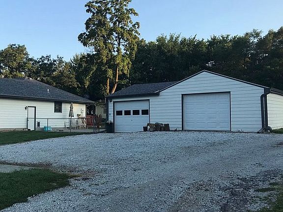 4th image of 300 Cottonwood St