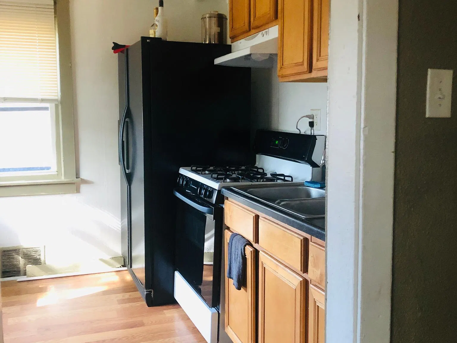 4 bed, 1.5 bath, 1600 sqft, $850 — Photo 1