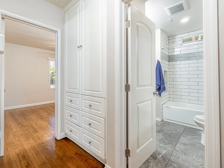 521 E Date St — Photo 26